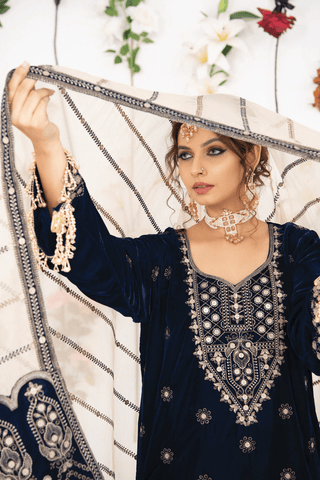 Makhmal E Singhar By Palwasha Embroidered Luxury Velvet Suit D-04